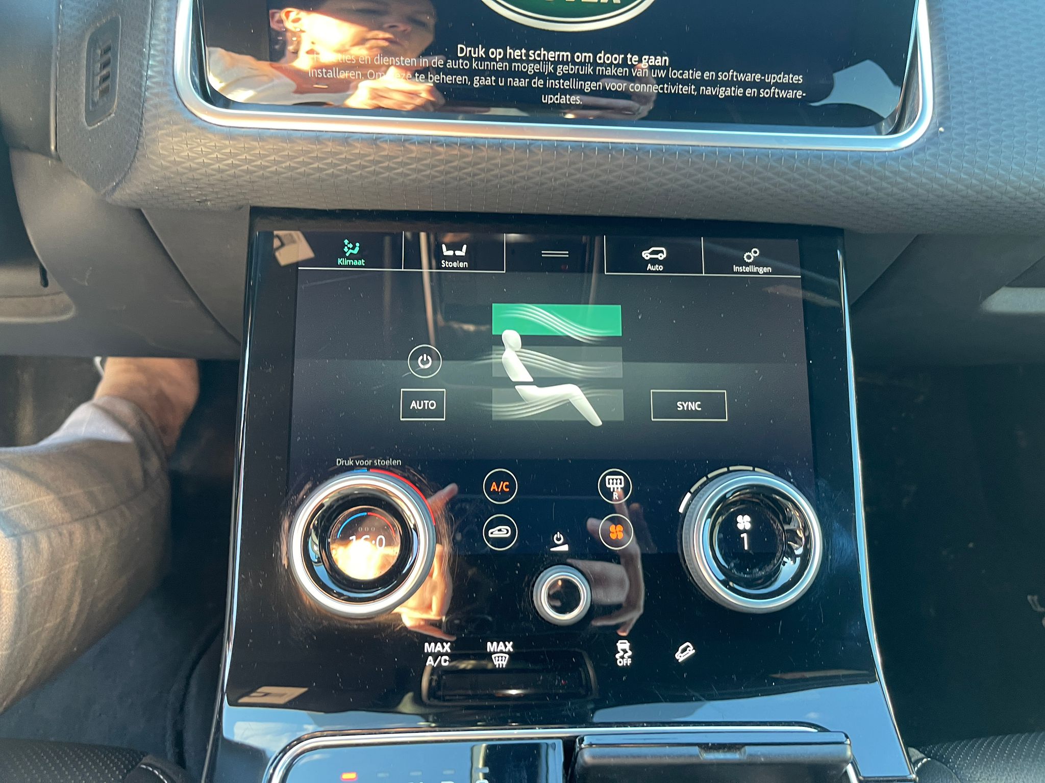 2019 Land Rover Range Rover Velar 2.0L P250 R-Dynamic HSE S - Image 19